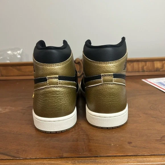 NIB Men’s Nike Air Jordan 1 High Black and Gold Sneakers, Size 8.5 - Picture 3 of 7